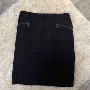 Office style skirt with zippers and suede detailing